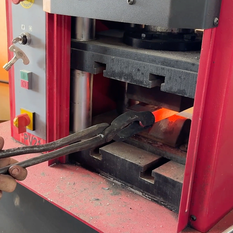 Nargesa Smeedmachine PC16 voor heet smeden